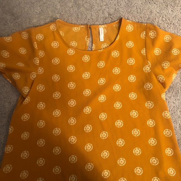 🌻 Key hole, flutter sleeve, fruit print top - Picture 2 of 5